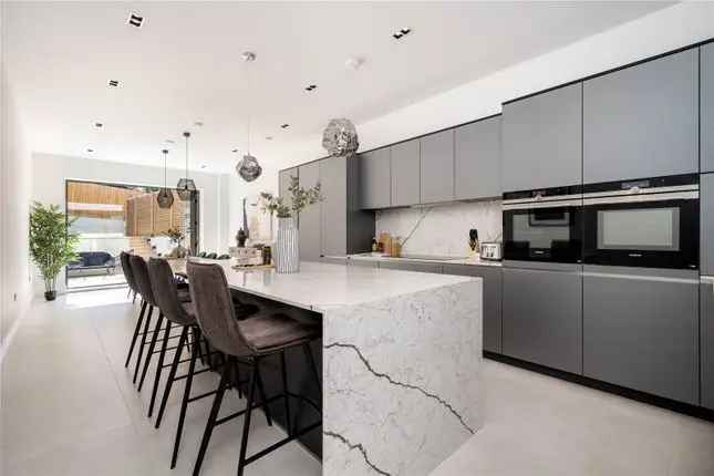 5 Bedroom Semi-Detached House for Sale in Wimbledon SW20