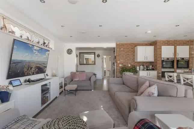 7 Bedroom Family Home for Sale in London NW2