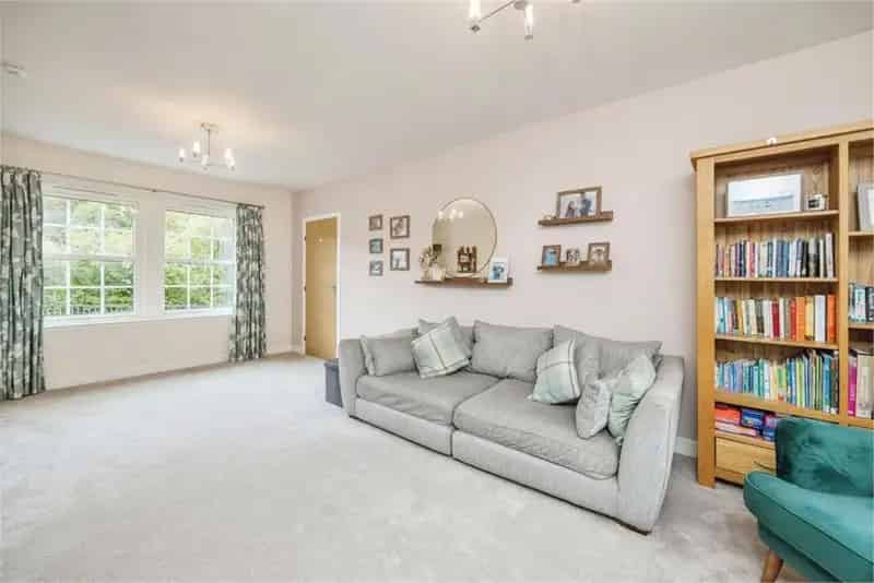 4 Bed Detached House with 3 Reception Rooms near Edinburgh