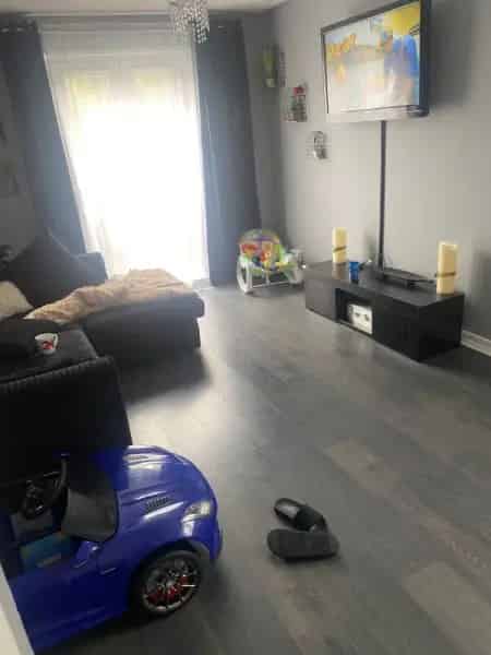 2-Bedroom Flat Newly Decorated Communal Garden