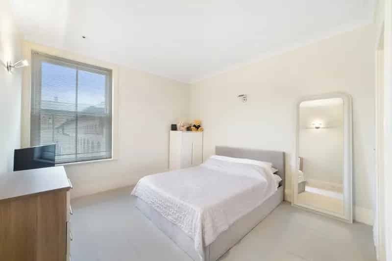 Luxury Apartment with Leisure Facilities and Excellent Transport Links