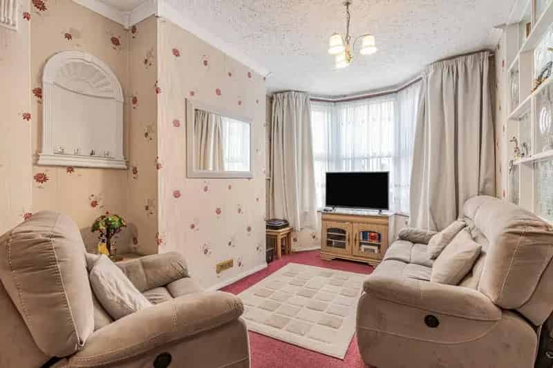 2 Bedroom House for Sale in Plaistow Near Underground Station