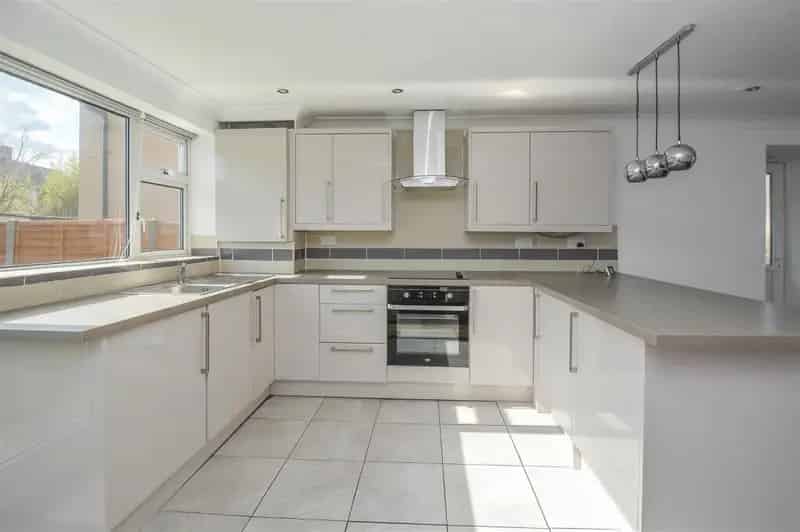 2 Bedroom Maisonette near Brentwood High Street and Station
