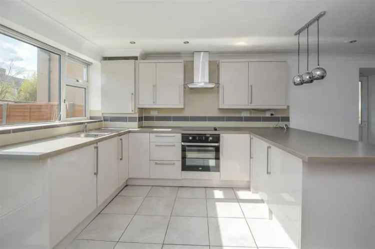 2 Bedroom Maisonette near Brentwood High Street and Station