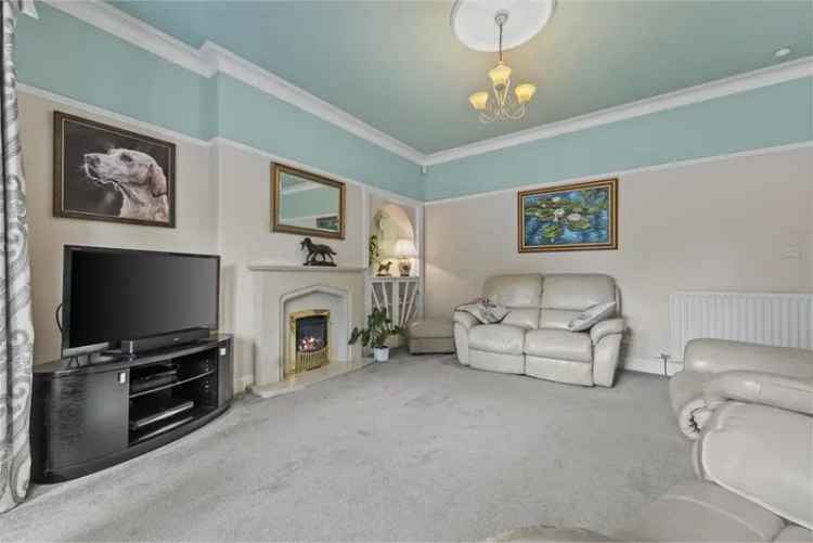 3 Bed House - Detached with 2 Reception Rooms