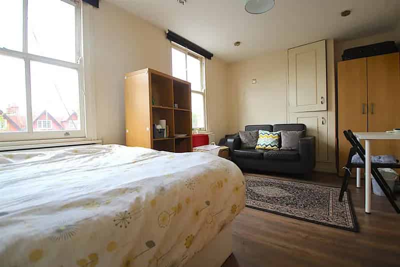 3 Bedroom Flat Near Queen Mary University Stepney Green