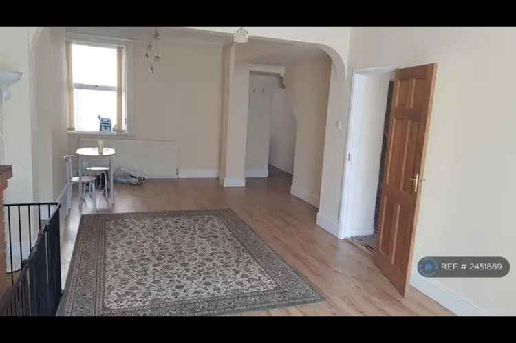 5 Bedroom Victorian Terraced House with 2 Garages