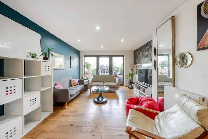One Bedroom Flat with Private Parking and Balcony