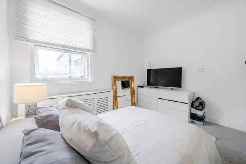 2-Bed Edwardian Conversion Chain Free Near Amenities