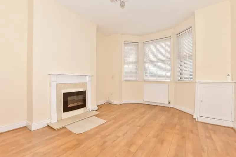 4 Bedroom End of Terrace House For Sale