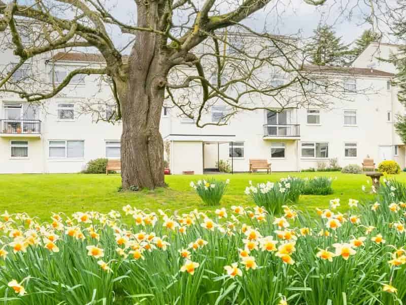 2-Bedroom Flat North Leamington Spa Leasehold Private Garage