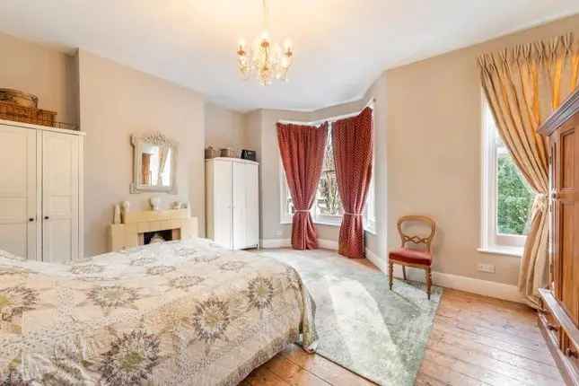 Terraced House for Sale in Clapton E5