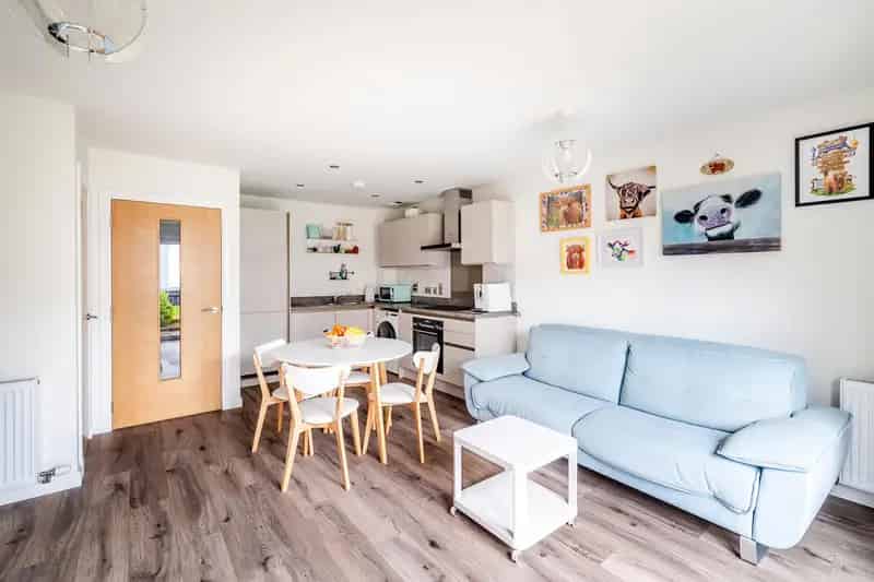 Immaculate 2-Bed Mid-Terraced Home in Aberdeen - 2 Parking Spaces