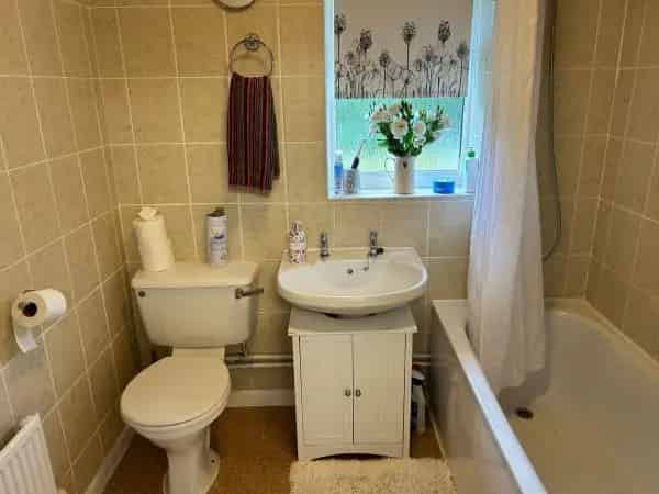 2 Bed Maisonette Windsor Private Garden Near Park Shops Schools
