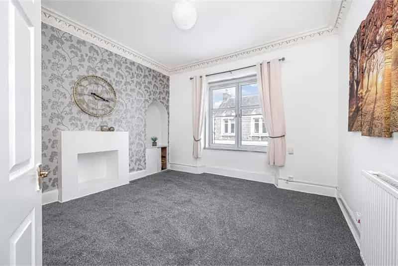 2 Bed Flat - First Floor with 1 Reception Room