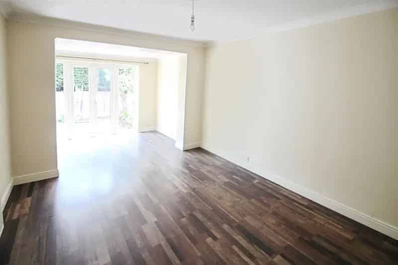 4 Bedroom Semi-Detached House for Rent Large Plot Family Home No Chain