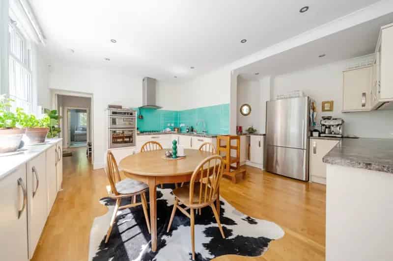 2 Bedroom Period Apartment for Sale near Thames River