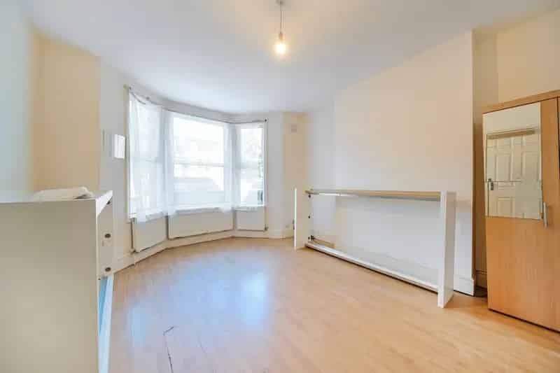 Three Bedroom Family Home Near South Ealing and Northfields
