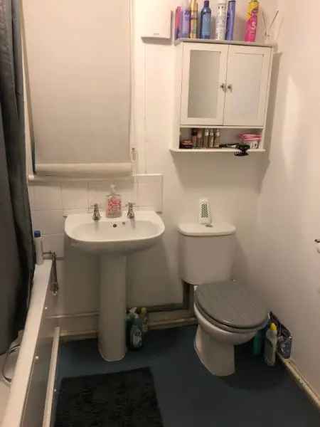 Flat For Rent in Borough of Spelthorne, England