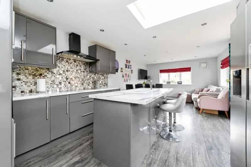 Spacious 4-Bed Family Home with Driveway and Study