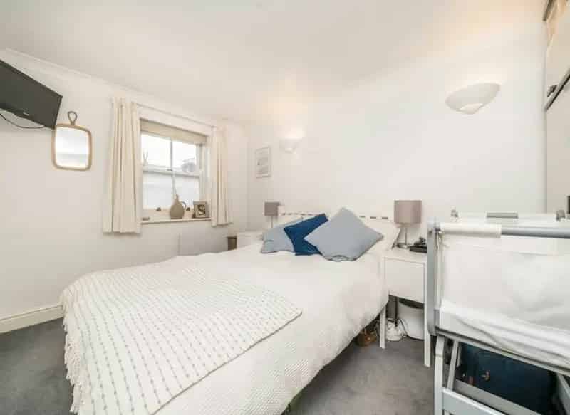 2 Bedroom Apartment Kingston - Private Development Parking Gardens