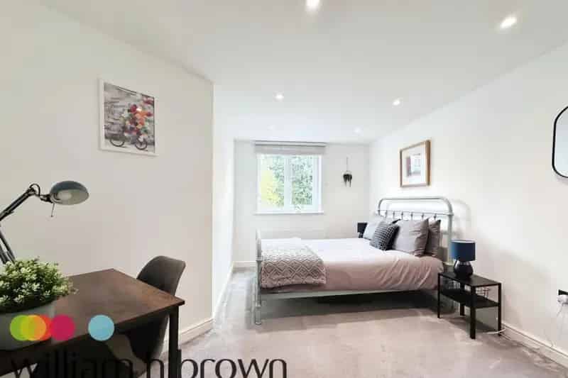 Immaculate 2-Bedroom Flat with Parking - Zero Deposit Guarantee