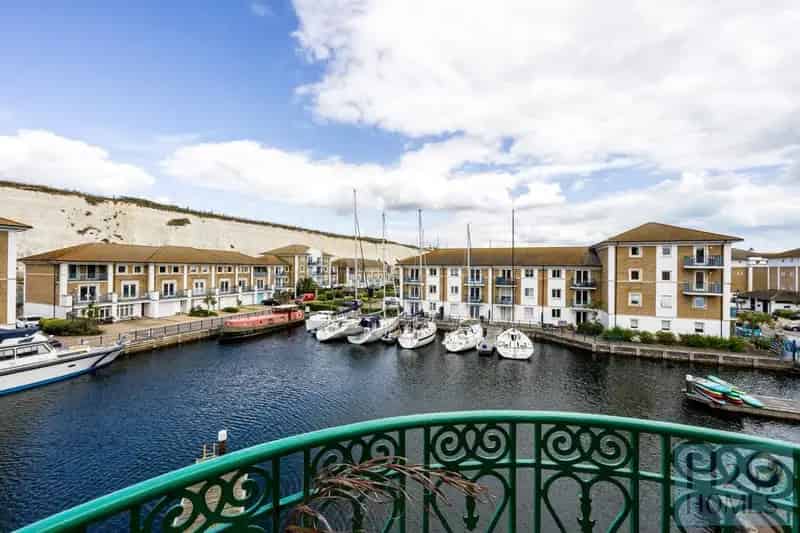 2 Bedroom Waterfront Apartment Brighton Marina