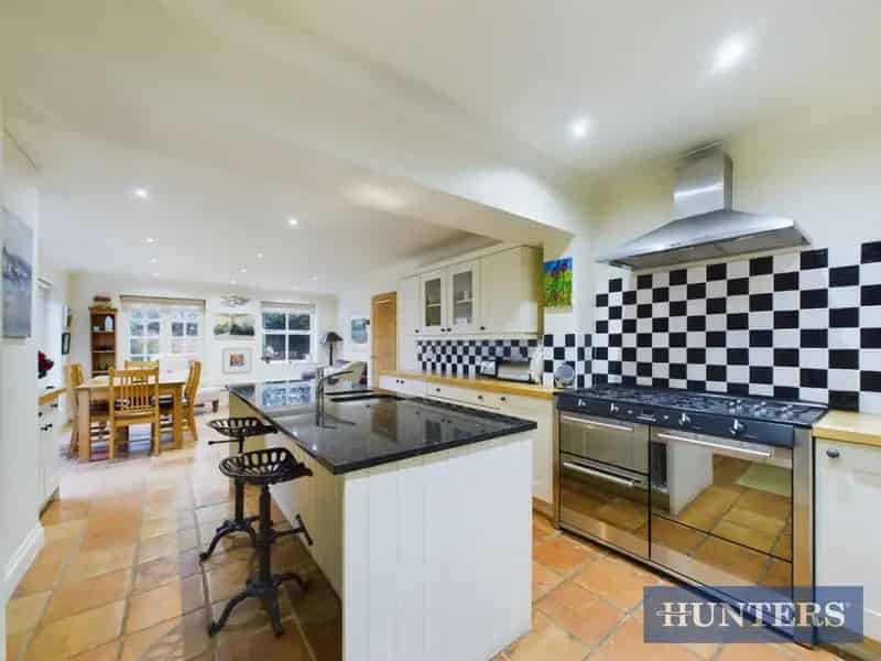 3 Bedroom House For Sale Near Town Centre