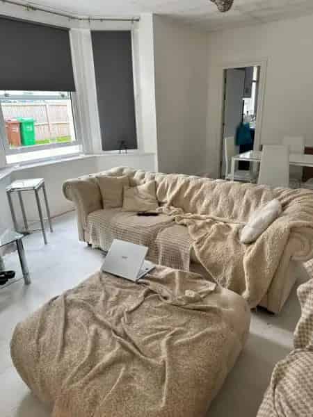 2 Bed Ground Floor House Near Transport Links and Schools