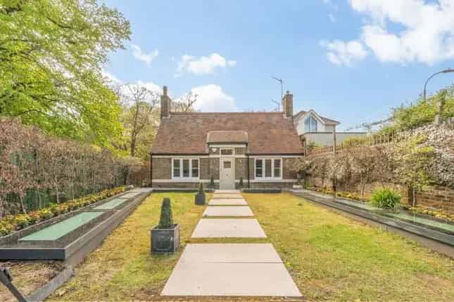 Detached Cottage for Sale in Margravine Gardens W6