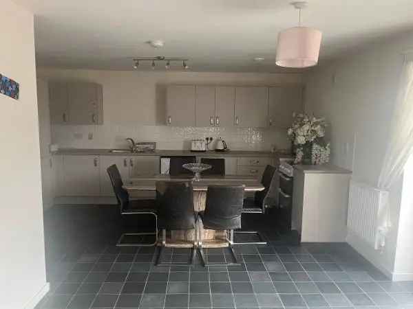 Flat For Rent in Guildford, England