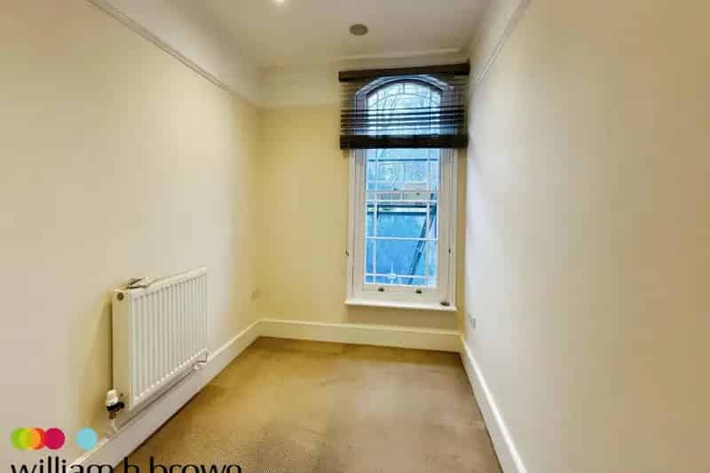 Two Bedroom Flat Near Christchurch Park - Zero Deposit Available