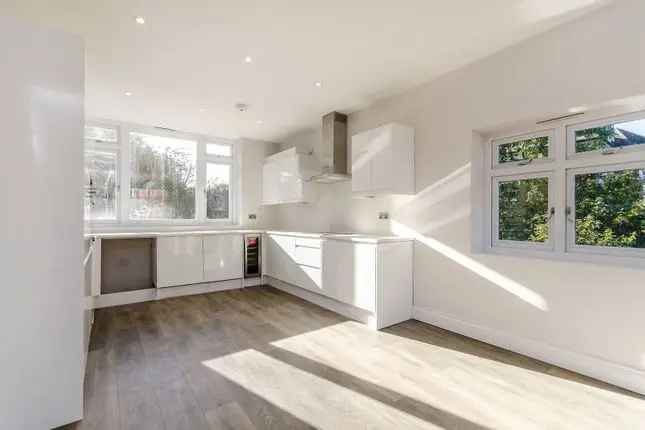 Flat to rent in Harold Road, Crystal Palace, London SE19