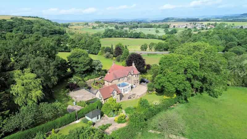 4 Bedroom Detached House with 4 Acre Grounds and Coach House