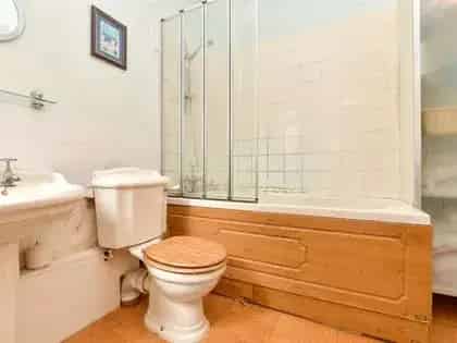 1 Room 30m² in Purley London Furnished Room Pet-Friendly Utilities Included