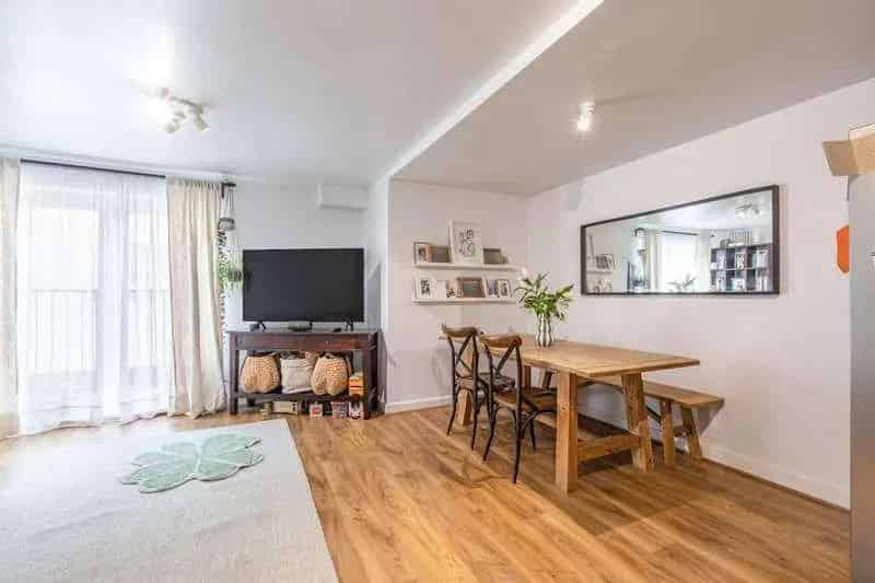 1 Bed Flat for Sale in West Byfleet - Newly Renovated Apartment near Station