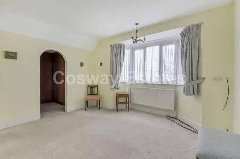 3 Bed House For Sale Mill Hill Large Garden Off Street Parking