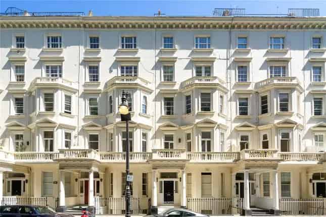 Maisonette for Sale in St George's Square Pimlico London SW1V