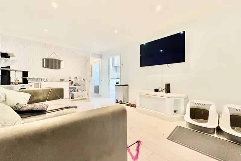 2 Bed House Near Ware High Street  Off Street Parking Garden