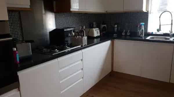 Adapted 4-Bedroom House with Garden and Double Driveway