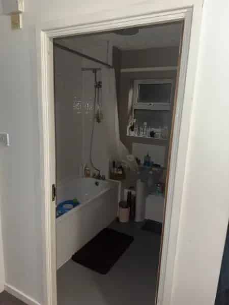 2 Bed 2nd Floor Flat Gated Car Park Communal Garden