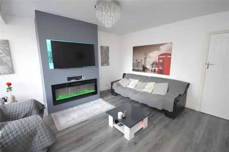 Two Bedroom Semi-Detached Bungalow Near M62 and M1