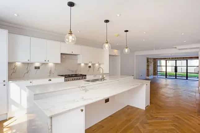 Spacious 4-Floor Terraced House with Landscaped Garden