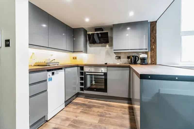 2 Bedroom Flat for Sale Manchester M1 - Newly Renovated Apartment