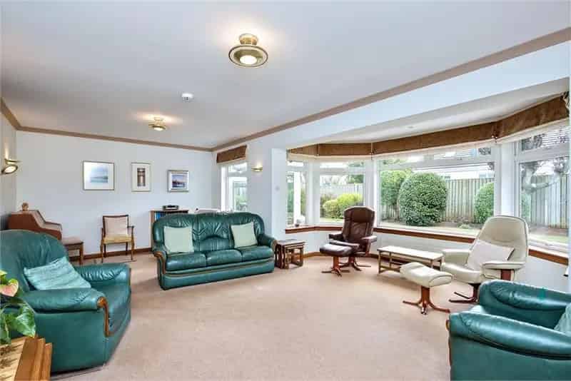 4 Bed House - Detached with 3 Reception Rooms