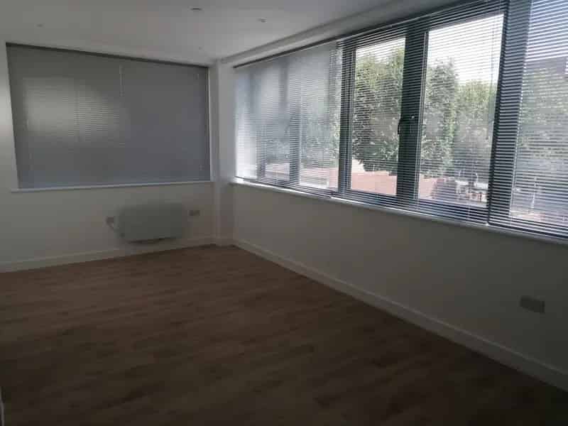 Modern 1 Bed Flat near Redhill Town Centre - Zero Deposit Guarantee