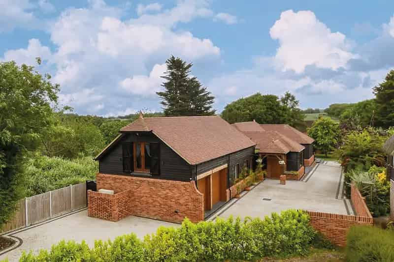4 Bedroom Detached House with Home Office and Landscaped Gardens