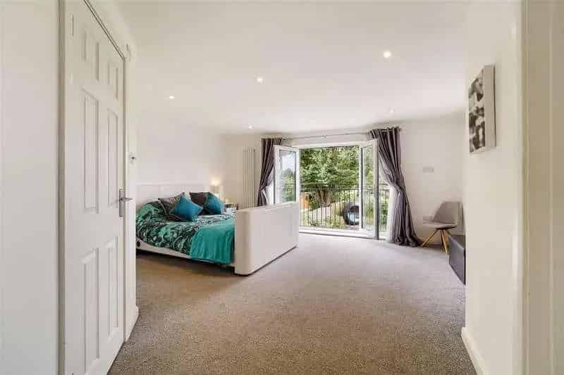 4 Bed Detached House for Sale in Lower Kingswood