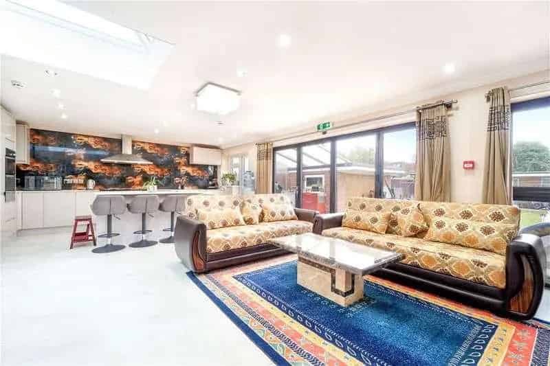 6 bed house for sale