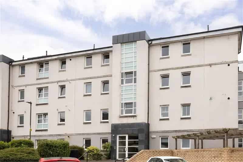 3 Bed Flat Ground Floor with 1 Reception Room